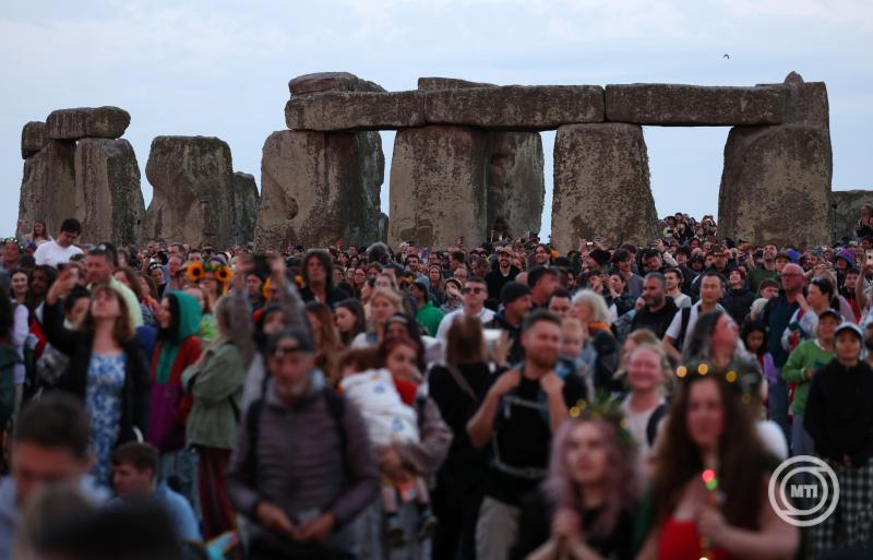Ilyen volt a nyári napforduló hajnala Stonhenge legendás köveinél